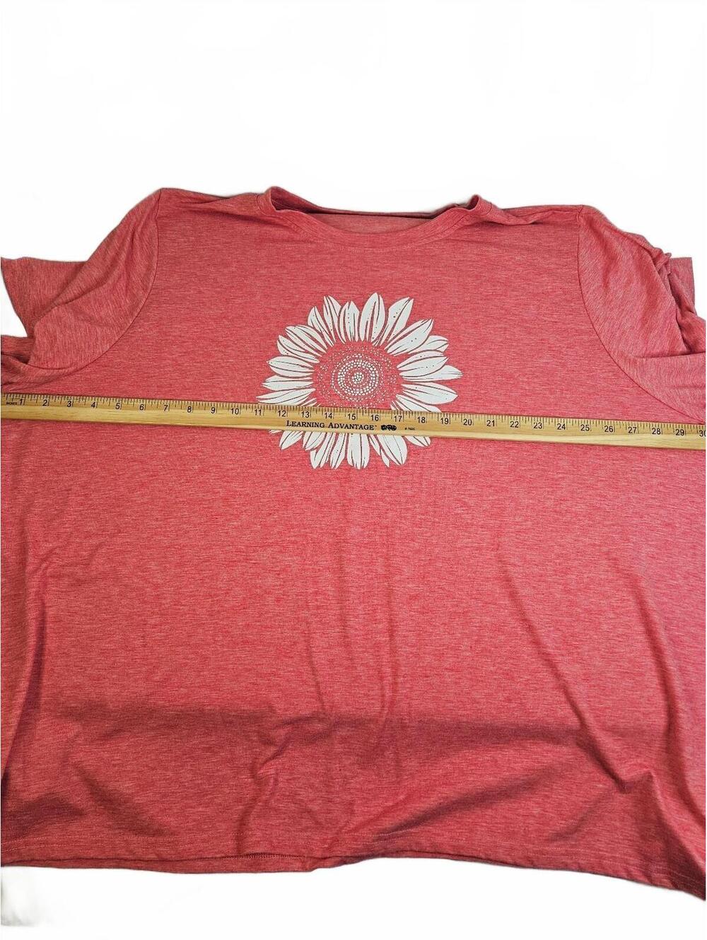 Plus Size Red Heathered T-Shirt with White Sunflower Graphic Women's 4X - Picture 3 of 8